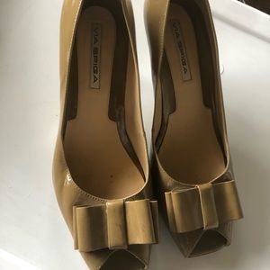 Via Spiga patent leather open toe heel Tan color